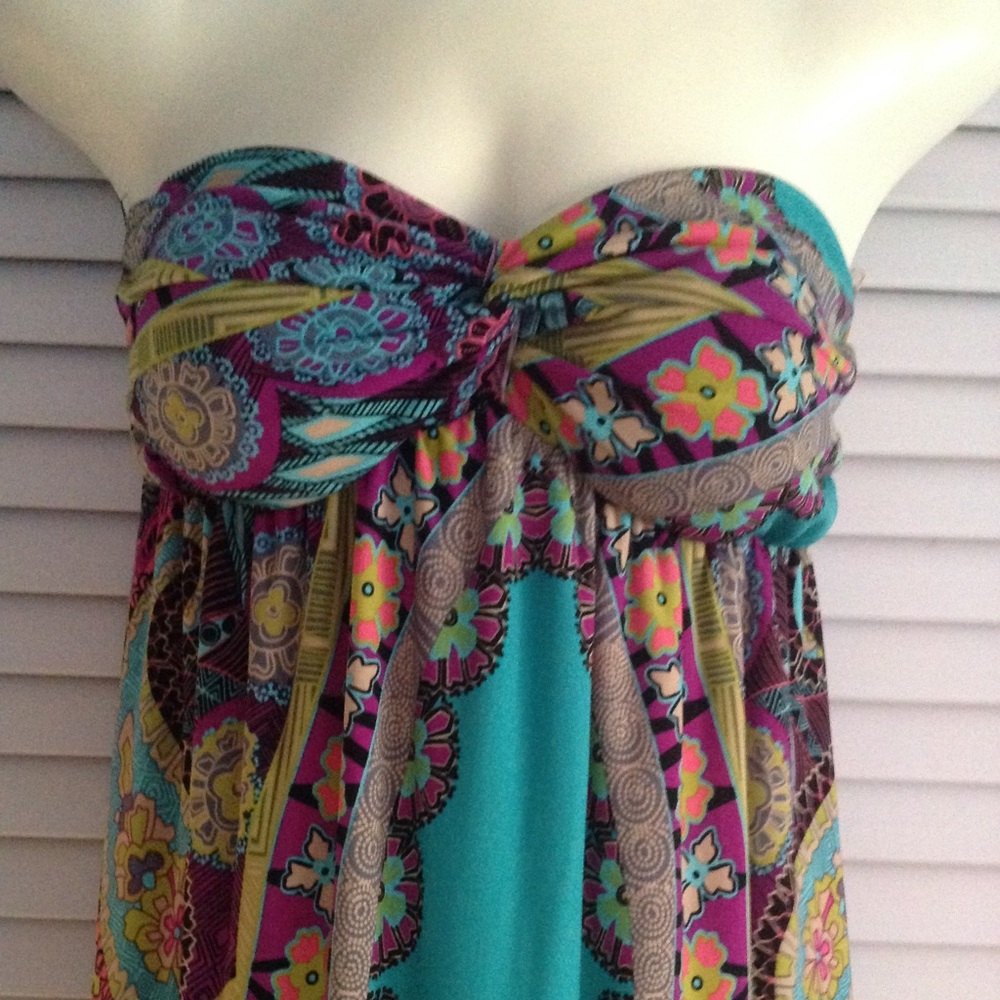Strapless dress beautiful colors and print.
